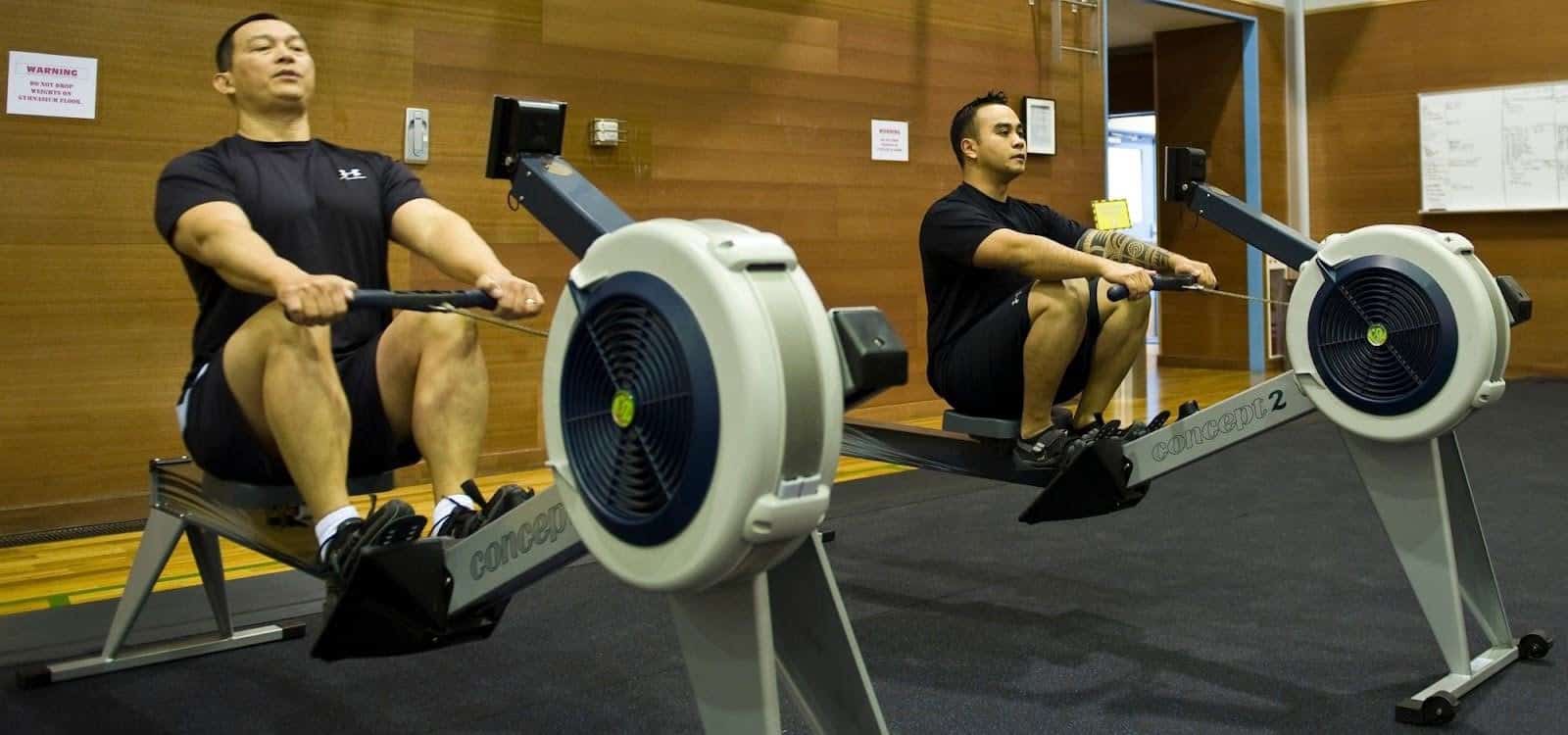 мужчины, тренирующиеся на гребных тренажерах, на какие мышцы воздействует гребной тренажер? Какие мышцы задействует гребной тренажер?